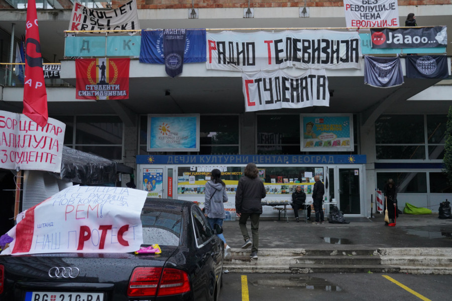 Više kontejnera nego blokadera: Pogledajte sumornu sliku opsade RTS-a (FOTO/VIDEO)