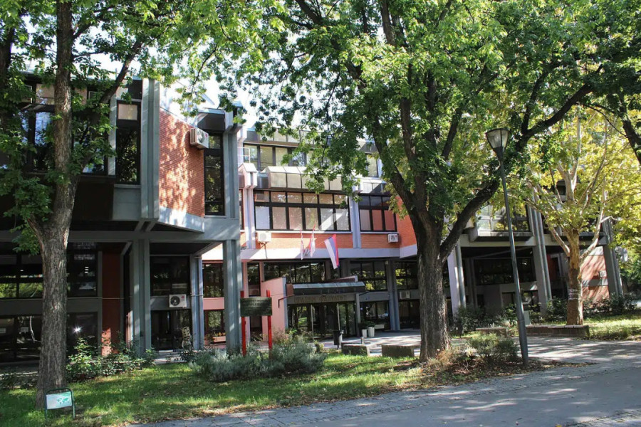 Studenti koji žele da uče podneli krivičnu prijavu protiv NN lica zbog lažiranja rezultata online ankete na Pravnom fakultetu u Novom Sadu