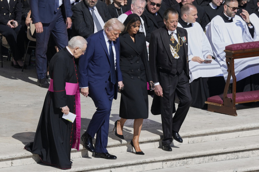 To može samo Melanija: Slavila, pa sletela na sahranu pape Franje