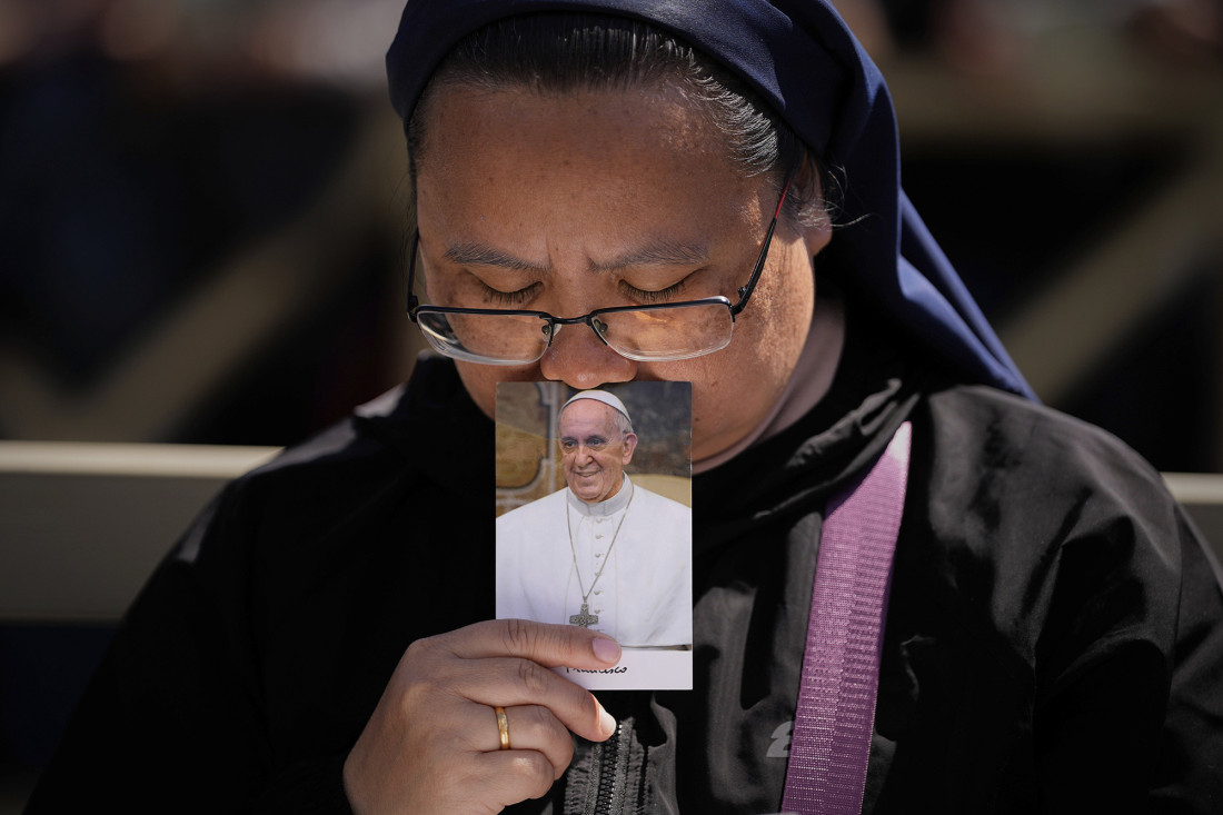 Papa tražio skromnost, dobio ruglo: Natpis na grobnici izazvao haos na mrežama!