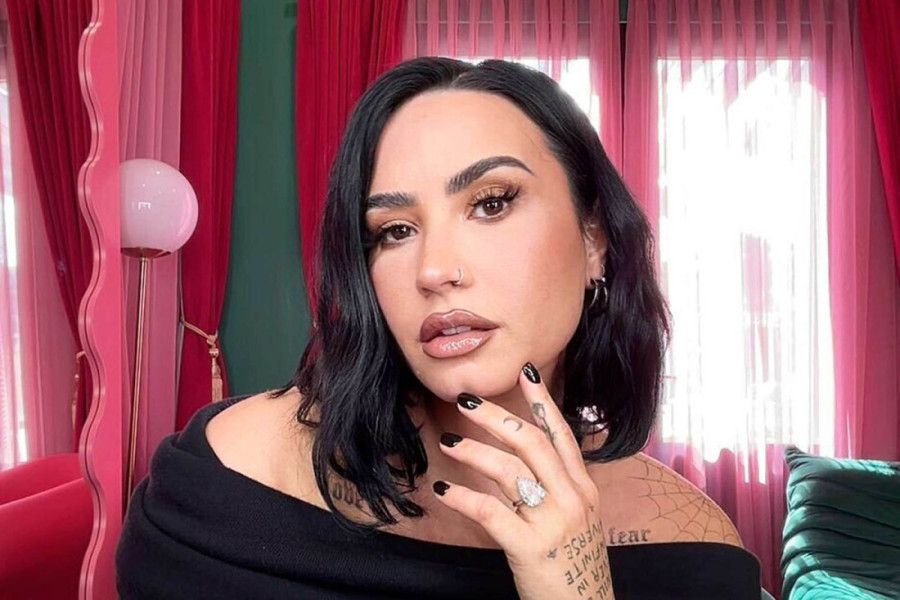 Udala se Demi Lovato! Pevačica zablistala u raskošnoj venčanici!