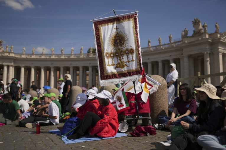 Poslednji pozdrav voljenom papi: Preko 200.000 mladih oplakuje Franju (FOTO)