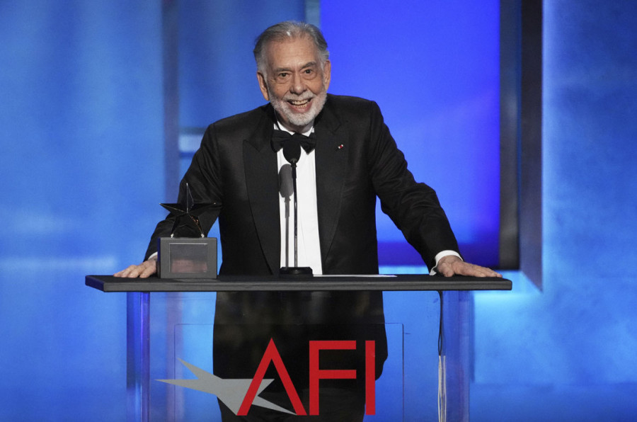 Majkl Kejn u invalidskim kolicima dočekan ovacijama: Njegov emotivni govor je mnoge rastužio (FOTO/VIDEO)