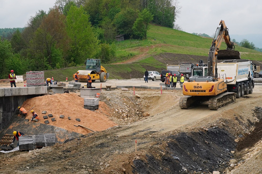 Vučić obišao radove na auto-putu Miloš Veliki: Ovo je veličanstveno, deonica Preljina-Požega gotova do Vidovdana (FOTO/VIDEO)