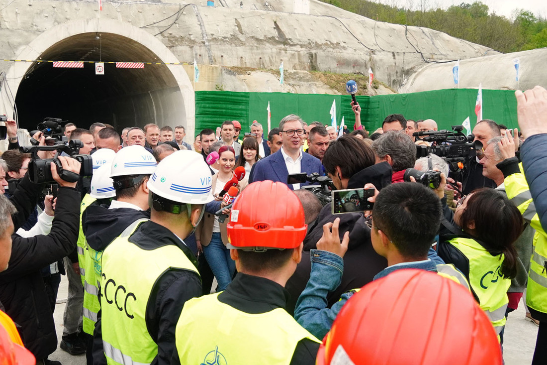 Vučić obišao radove na auto-putu Miloš Veliki: Ovo je veličanstveno, deonica Preljina-Požega gotova do Vidovdana (FOTO/VIDEO)