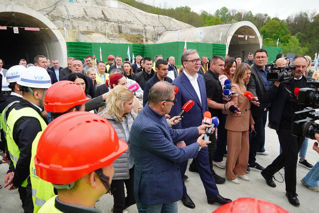 Vučić obišao radove na auto-putu Miloš Veliki: Ovo je veličanstveno, deonica Preljina-Požega gotova do Vidovdana (FOTO/VIDEO)