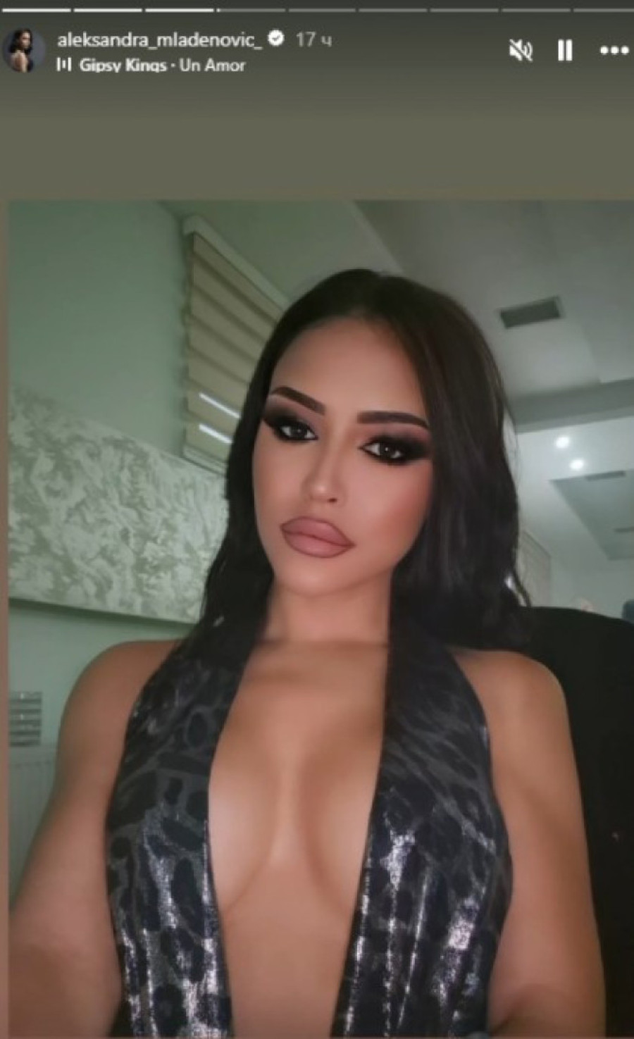 Aleksandra Mladenović izbacila silikone! Mreže se usijala zbog pevačicine vrele fotke!