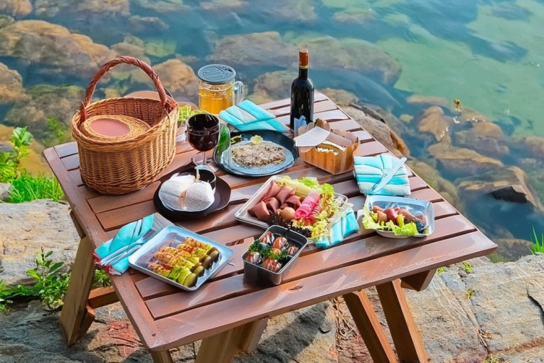 Zaboravite na dosadne priloge i budite kreativniji: Uz ove tri salate vaš prvomajski roštilj ide na potpuno drugi nivo (RECEPT)