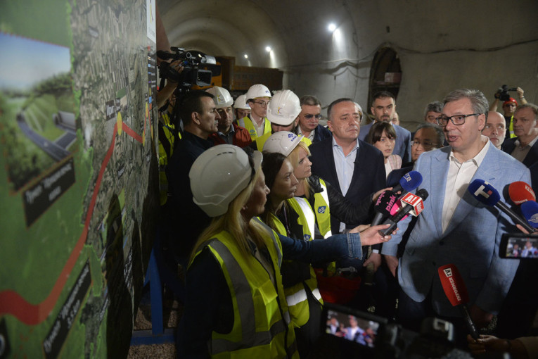 Vučić na Fruškogorskom koridoru, obišao "Iriški venac": Ovo će biti najduži i najveći tunel u Srbiji (FOTO/VIDEO)