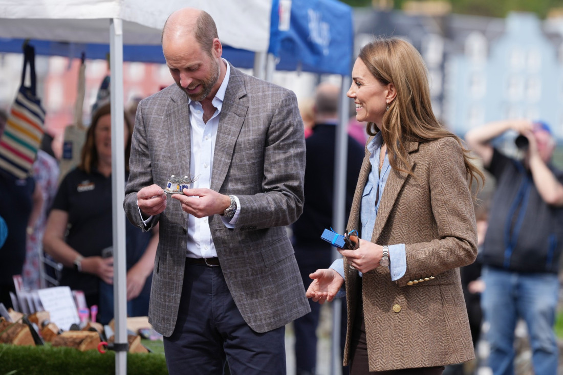 Princeza u uskim farmerkama: Kejt Midlton je "prošetala" Cartier sat od 7.000 evra i zasenila plavim pramenovima (FOTO)