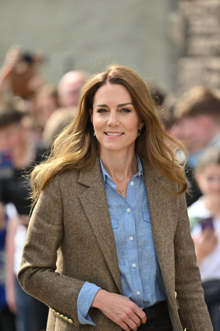 Princeza u uskim farmerkama: Kejt Midlton je "prošetala" Cartier sat od 7.000 evra i zasenila plavim pramenovima (FOTO)