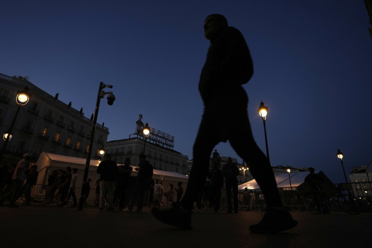Španci slavili povratak struje kao da su na utakmici: Svetla se pale jedno za drugim, ulice odzvanjaju (VIDEO)
