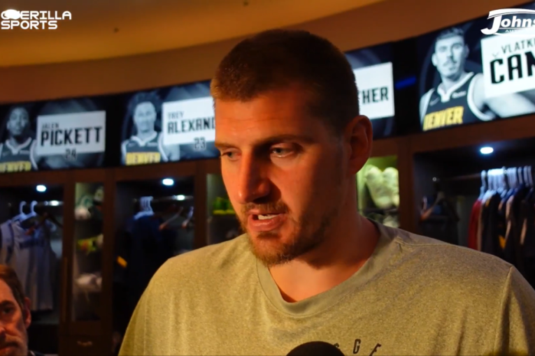 Jokić se zbunio, pa nasmejao novinare: Ja to rekao? Stvarno sam pametan! (VIDEO)