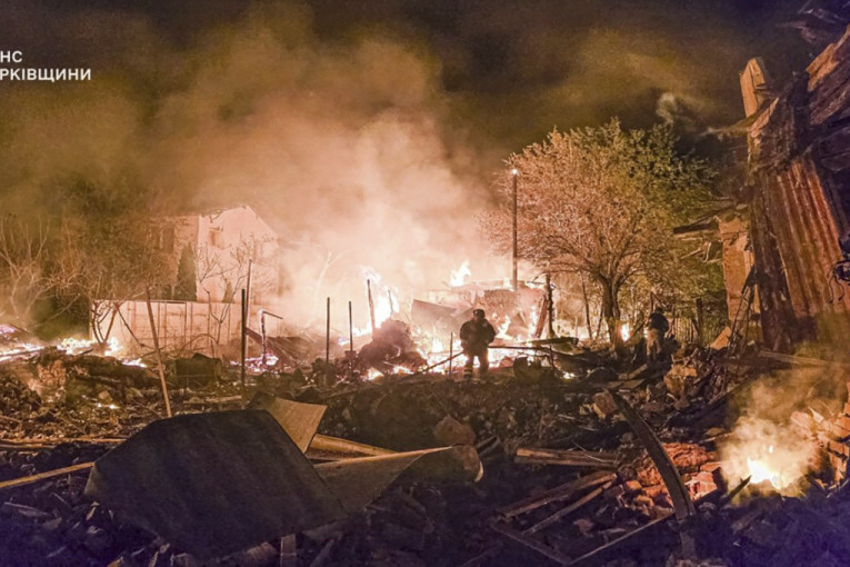 Gore Harkov i Dnjepar! U ruskim napadima razoreni veliki delovi gradova, još se broje žrtve (VIDEO)