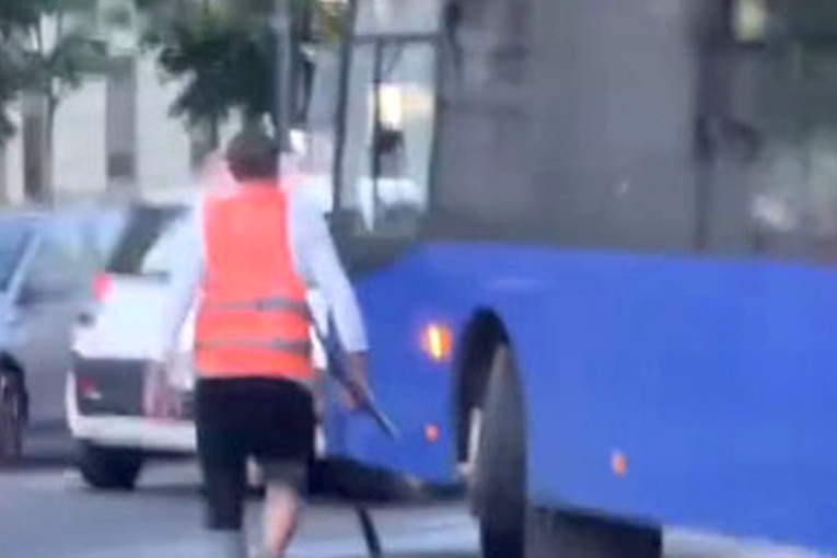 Napao vozača GSP-a, pa otkinuo brisač od autobusa: Šokantan napad u centru Beograda (VIDEO)