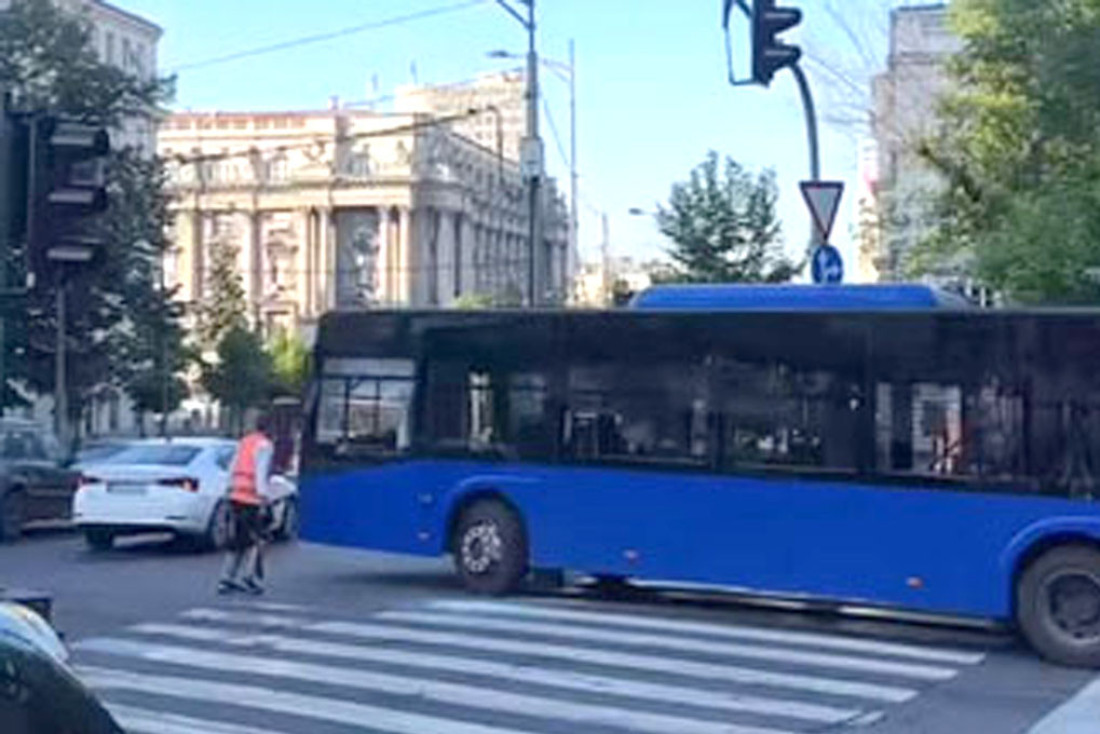 Napao vozača GSP-a, pa otkinuo brisač od autobusa: Šokantan napad u centru Beograda (VIDEO)
