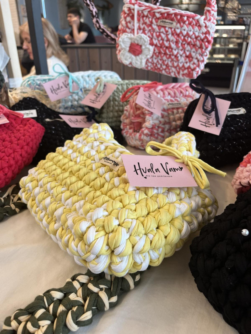 Dok njeni vršnjaci "vise" na telefonu, Una hekla torbice: Za 24sedam otkriva kako od otpada u modnoj industriji stvara umetnost (FOTO)