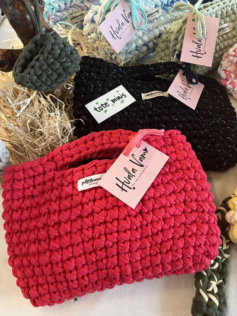 Dok njeni vršnjaci "vise" na telefonu, Una hekla torbice: Za 24sedam otkriva kako od otpada u modnoj industriji stvara umetnost (FOTO)