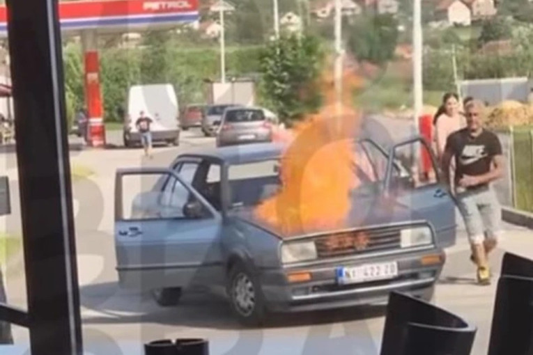 Sekunde su delile od katastrofe: Plamen gutao vozilo na pumpi u Leštanima (FOTO)
