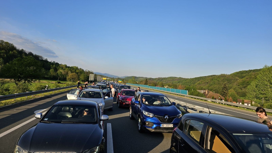 Buktinja napravila karambol na "Milošu Velikom": Automobil izgoreo u tunelu, stvorena kilometarska kolona (FOTO)