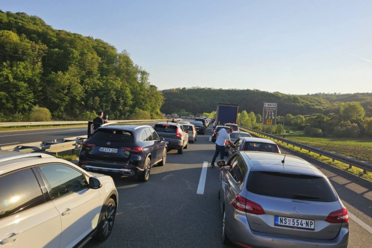 Evo kakvo je stanje na granicama: Kamioni čekaju na izlaz najviše tri sata