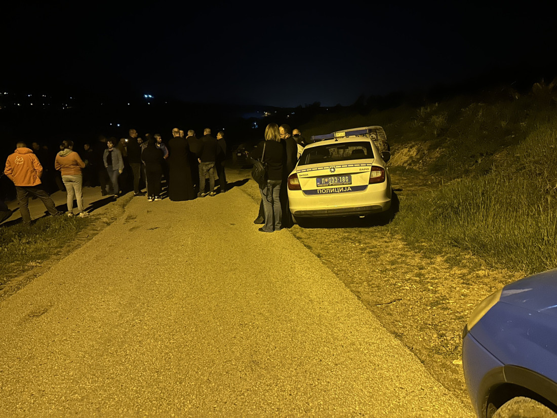 Komšije u šoku, stigao i sveštenik: Prve fotografije i snimak sa mesta nezapamćene tragedije u Topoli (FOTO/VIDEO)