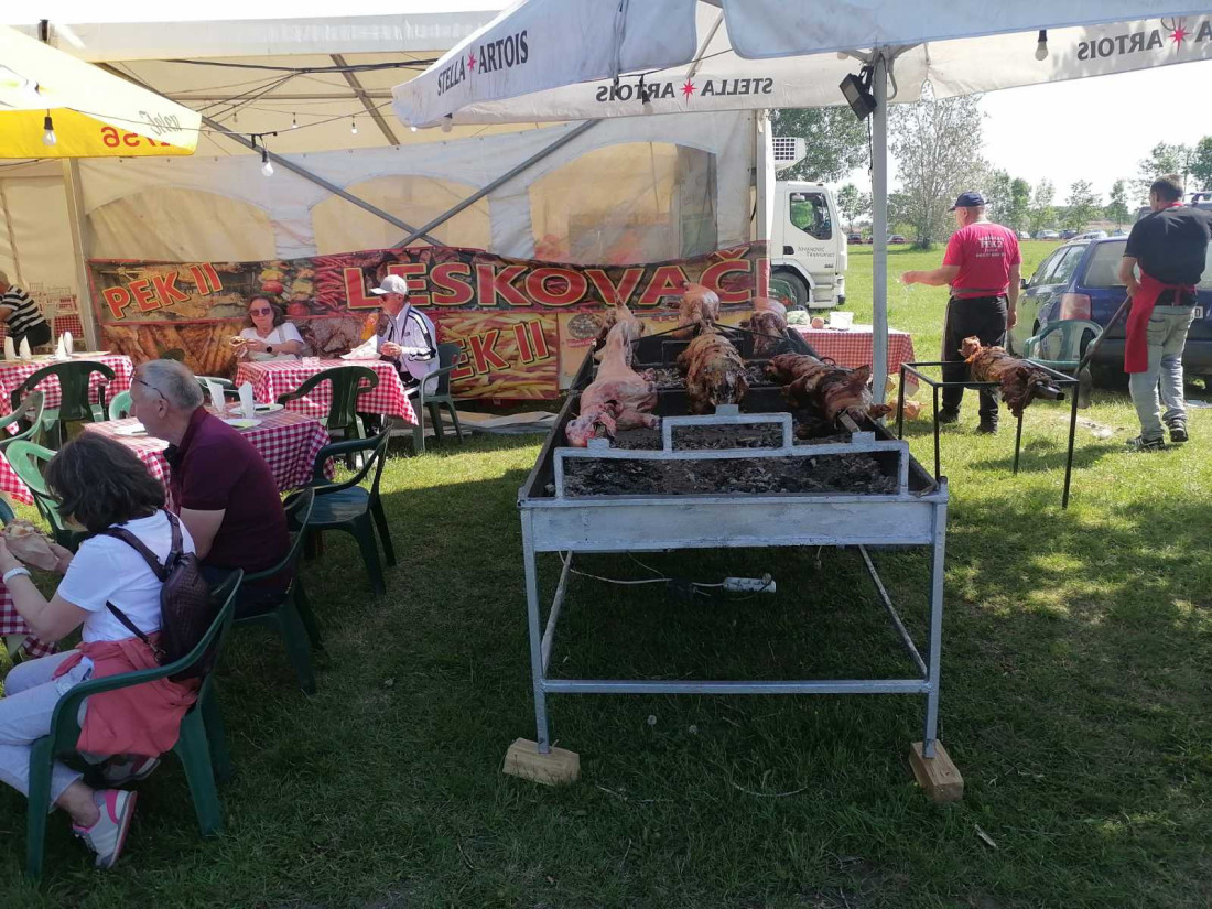 24 sedam na Paliću: Okreću se jagnjići, ringišpil gruva, a narod uživa bolje nego u vreme Juge (FOTO/VIDEO)