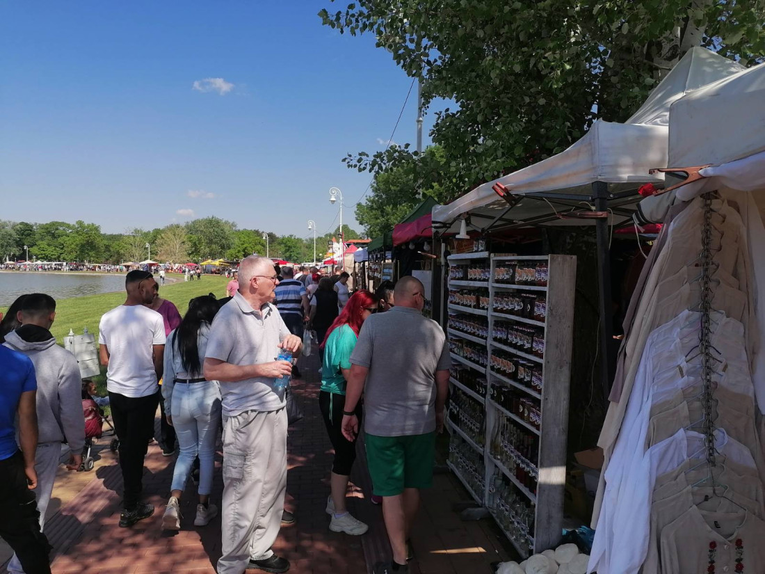 24 sedam na Paliću: Okreću se jagnjići, ringišpil gruva, a narod uživa bolje nego u vreme Juge (FOTO/VIDEO)