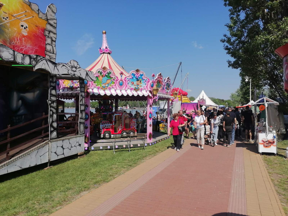 24 sedam na Paliću: Okreću se jagnjići, ringišpil gruva, a narod uživa bolje nego u vreme Juge (FOTO/VIDEO)