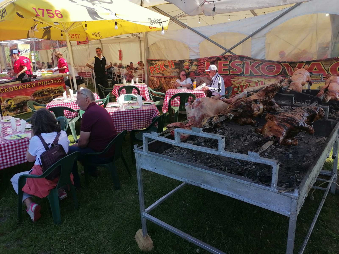 24 sedam na Paliću: Okreću se jagnjići, ringišpil gruva, a narod uživa bolje nego u vreme Juge (FOTO/VIDEO)