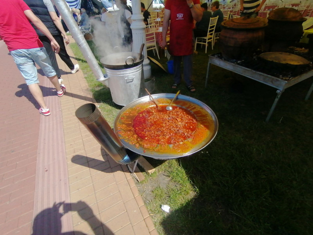 24 sedam na Paliću: Okreću se jagnjići, ringišpil gruva, a narod uživa bolje nego u vreme Juge (FOTO/VIDEO)