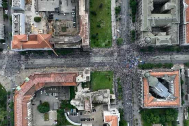 Pukli kao zvečka! Pogledajte fotografiju iz drona! Evo koliko ih je ispred Vlade Srbije! (FOTO)