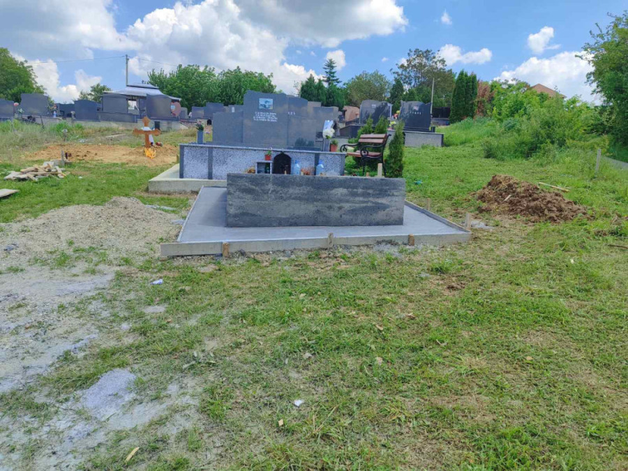 Ovde će počivati Jokići: U selu spremaju sahranu za dedu, oca i unuka (VIDEO)