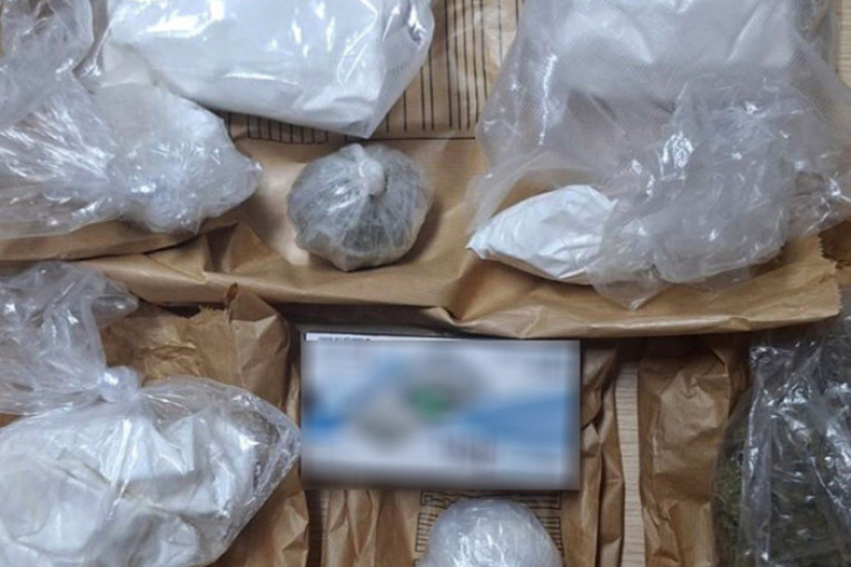 Lisice pred salašem: Zaplenjena marihuana i amfetamini, diler dobio 30 dana