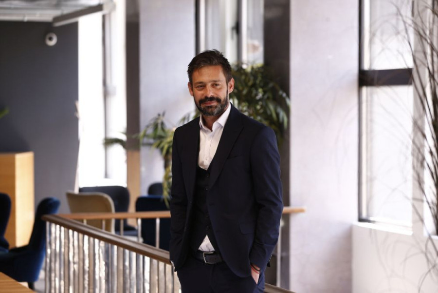 Prva fotka Milana Vasića sa sinom: Njegova supruga puca od sreće zbog prizora (FOTO)