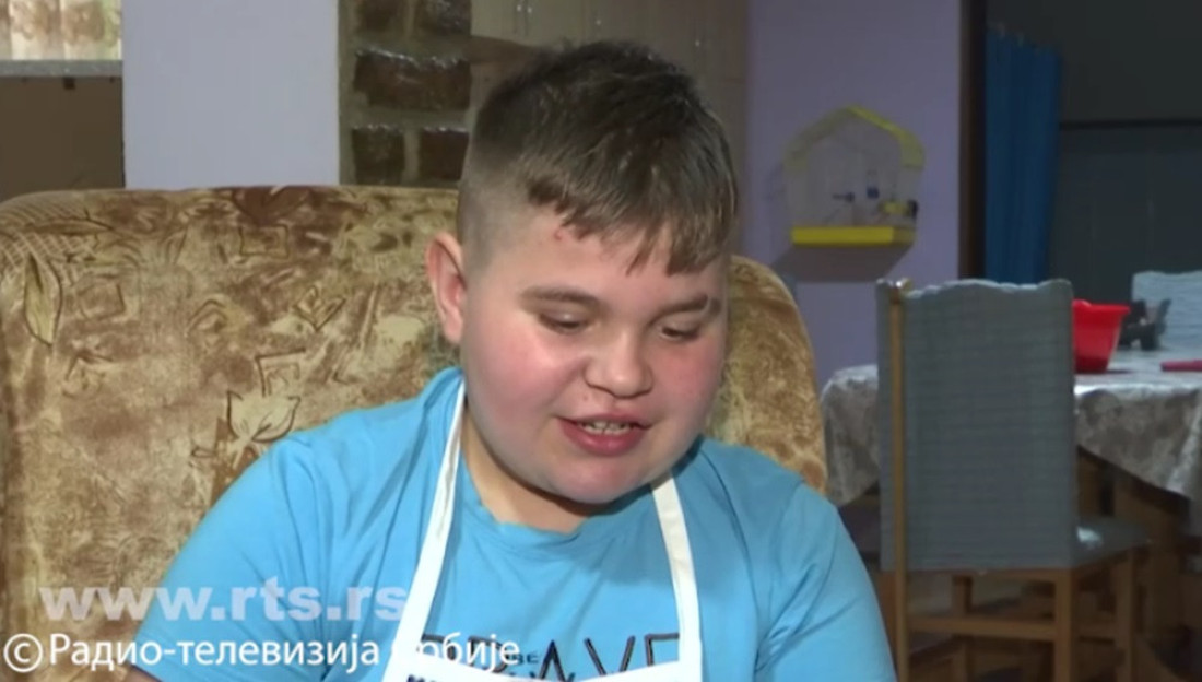 Izgubio sestru, pa postao simbol dobrote: Ovom dečaku je pisala preživela ispod nadstrešnice (FOTO)