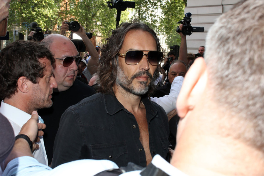 Glumac optužen za silovanje krišom stigao na suđenje: Skrivao se na zadnjem sedištu auta!