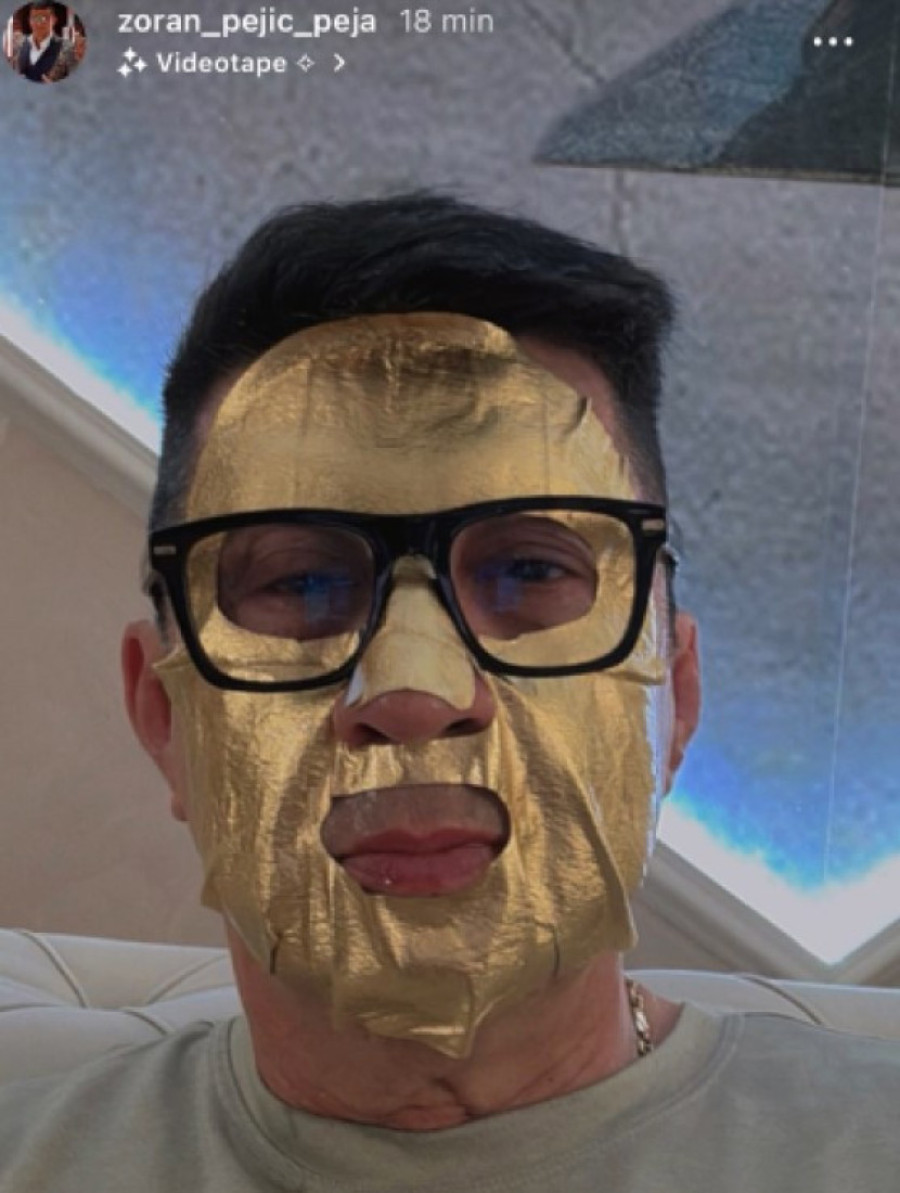 Peja stavlja zlato na lice: Voditelj na pragu sedme decenije izgleda kao pravi mladić!