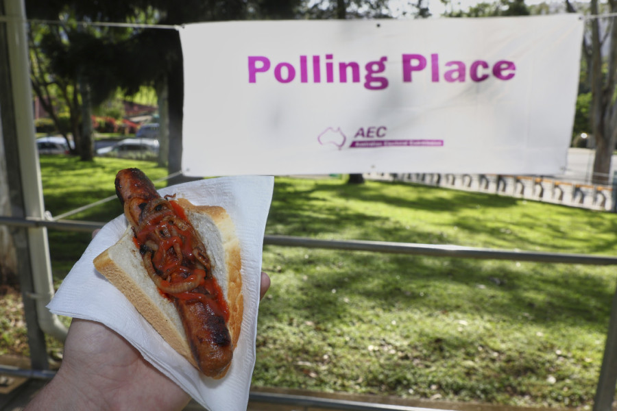 Na izbore u gaćama! Australijanci došli na birališta u malo opuštenijem izdanju (FOTO)