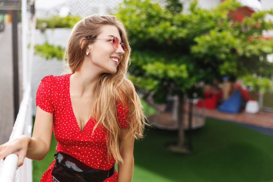 Ženski trikovi bez reči: Kako ga pogledom i osmehom naterati da napravi prvi korak