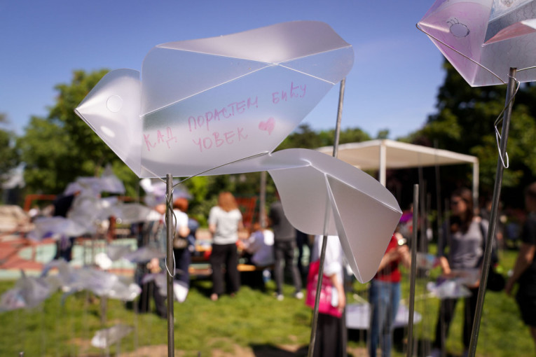 Kad porastem biću čovek: Ovo su današnje emotivne poruke vršnjaka ubijenih đaka iz "Ribnikara" (FOTO)