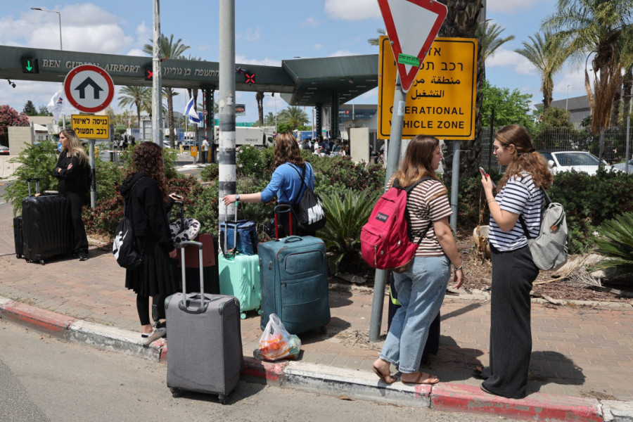 Obustavljeni letovi u Tel Avivu: Ovo je momenat kada se raketa obrušila na aerodrom (FOTO/VIDEO)