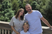 Prva fotografija trudne Prije! Pevačica u poodmakloj trudnoći, sin joj ljubi stomak (FOTO)