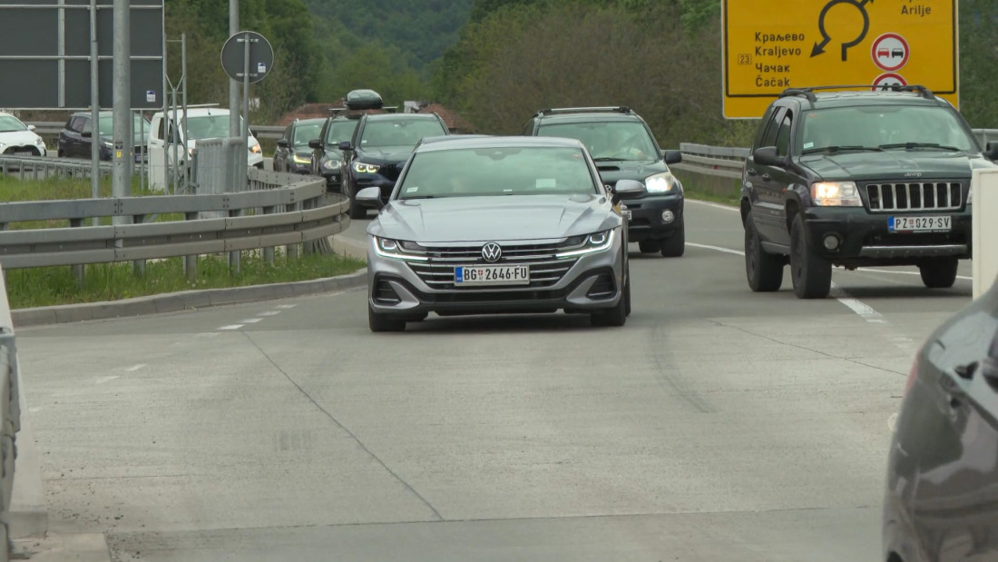 Pakao u Pakovraću: 18.000 vozila prošlo do 15 sati, a oni su sprečili potpuni kolaps (FOTO/VIDEO)