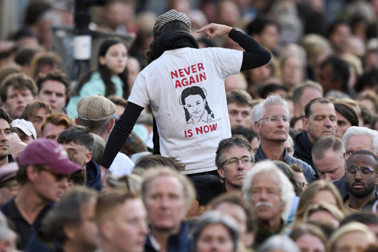 Amsterdam u tišini: Hiljade na Trgu Dam odale poštu žrtvama rata (FOTO)