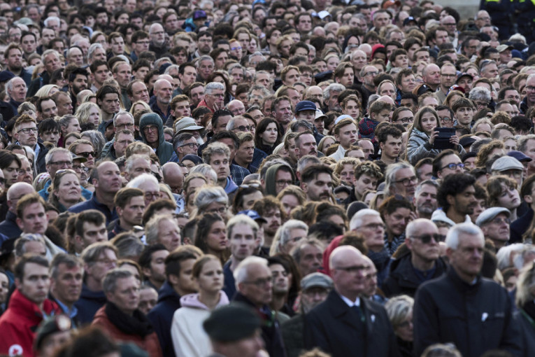 Amsterdam u tišini: Hiljade na Trgu Dam odale poštu žrtvama rata (FOTO)