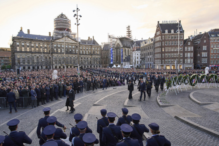Amsterdam u tišini: Hiljade na Trgu Dam odale poštu žrtvama rata (FOTO)