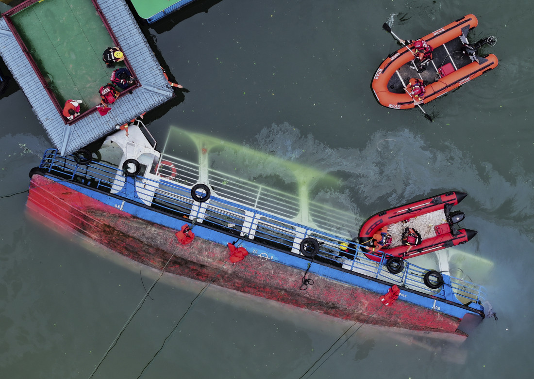 Prevrnuo se čamac: Ima mrtvih (FOTO)