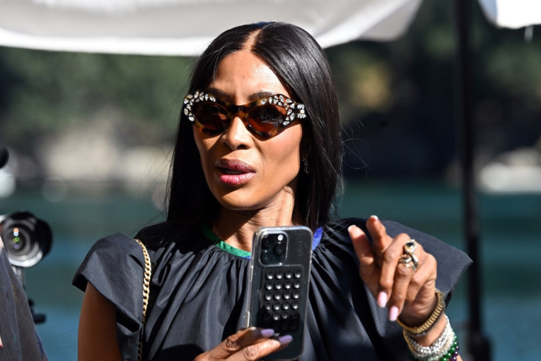 Obučena u crno od glave do pete: Naomi Kembel izgleda kao milion dolara (FOTO)