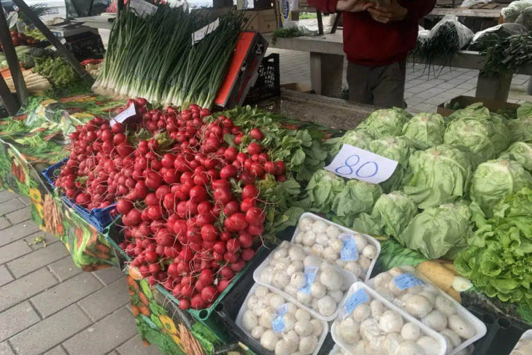 Cene pred Đurđevdan: Prodavci trljaju ruke, ovako je na pijaci (FOTO)